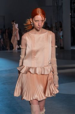 Adeam - Runway - New York Moda Haftası - Eylül 2023. 10 Eylül 2023, New York, New York, ABD: 10 Eylül 2023 'te 548 Batı 22. Cadde' de Adeam moda defilesinde bir model podyumda yürüyor. 