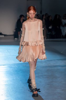 Adeam - Runway - New York Moda Haftası - Eylül 2023. 10 Eylül 2023, New York, New York, ABD: 10 Eylül 2023 'te 548 Batı 22. Cadde' de Adeam moda defilesinde bir model podyumda yürüyor. 