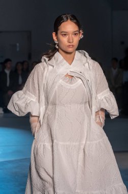 Adeam - Runway - New York Moda Haftası - Eylül 2023. 10 Eylül 2023, New York, New York, ABD: 10 Eylül 2023 'te 548 Batı 22. Cadde' de Adeam moda defilesinde bir model podyumda yürüyor. 