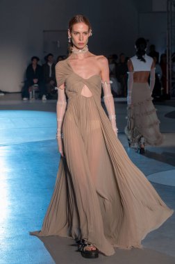 Adeam - Runway - New York Moda Haftası - Eylül 2023. 10 Eylül 2023, New York, New York, ABD: 10 Eylül 2023 'te 548 Batı 22. Cadde' de Adeam moda defilesinde bir model podyumda yürüyor. 