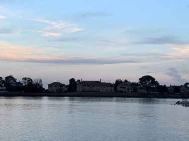 (Swampscott Yatch Club-Boston manzarası. 09 Eylül 2023, Boston, Massachusetts, ABD: Boston 'da birçok Yatchs ve günbatımı manzaralı bir Swampscott Yatch Club manzarası