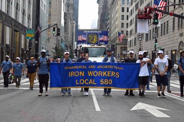 New York 'taki İşçi Bayramı Geçidi. 9 Eylül 2023, New York, ABD: İşçi Bayramı 'nı kutlamak için 44. cadde ve 5. cadde boyunca yürüdüler. 5 Eylül 1882 'de, on binlerce sendikalı işçi New York Belediye Binası' ndan yürüdü. 