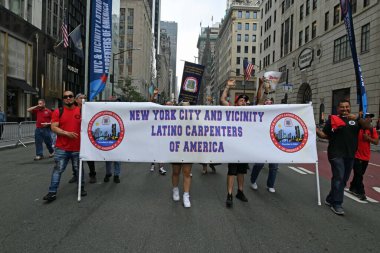 New York 'taki İşçi Bayramı Geçidi. 9 Eylül 2023, New York, ABD: İşçi Bayramı 'nı kutlamak için 44. cadde ve 5. cadde boyunca yürüdüler. 5 Eylül 1882 'de, on binlerce sendikalı işçi New York Belediye Binası' ndan yürüdü. 