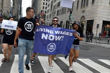 New York 'taki İşçi Bayramı Geçidi. 9 Eylül 2023, New York, ABD: İşçi Bayramı 'nı kutlamak için 44. cadde ve 5. cadde boyunca yürüdüler. 5 Eylül 1882 'de, on binlerce sendikalı işçi New York Belediye Binası' ndan yürüdü. 