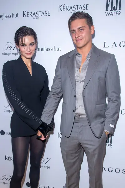デイリー フロント ファッション メディア賞2023 2023年9月8日 ニューヨーク アメリカ合衆国 グレース エリザベスとニコラス クラウスが9月08 — ストック写真