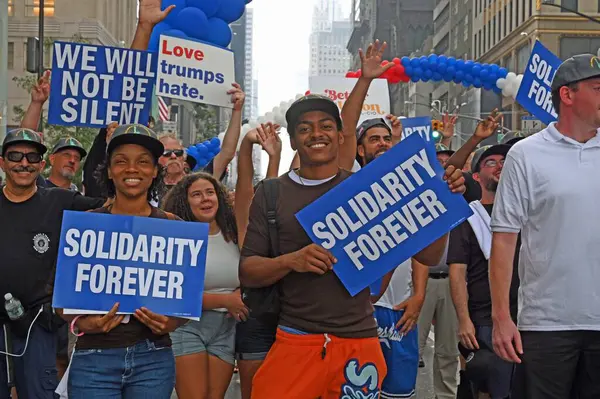 ニューヨークの労働者の日パレード 2023年9月9日 アメリカ合衆国ニューヨーク 労働者は労働者の日を祝うためにニューヨークの44丁目と5番街に沿って行進した 1882年9月5日 数万人の労働者がニューヨーク市役所から行進した — ストック写真