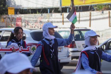  Filistinli çocuklar İsrail 'in Gazze' den ayrılma yıldönümü münasebetiyle düzenlenen bir keşif yürüyüşüne katıldılar. 11 Eylül 2023, Gazze, Filistin