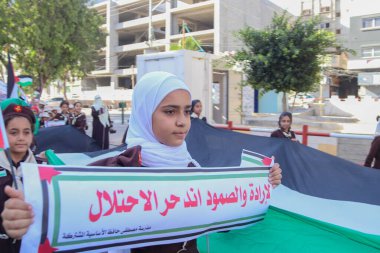  Filistinli çocuklar İsrail 'in Gazze' den ayrılma yıldönümü münasebetiyle düzenlenen bir keşif yürüyüşüne katıldılar. 11 Eylül 2023, Gazze, Filistin