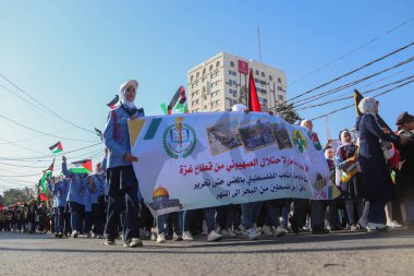  Filistinli çocuklar İsrail 'in Gazze' den ayrılma yıldönümü münasebetiyle düzenlenen bir keşif yürüyüşüne katıldılar. 11 Eylül 2023, Gazze, Filistin