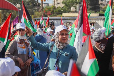  Filistinli çocuklar İsrail 'in Gazze' den ayrılma yıldönümü münasebetiyle düzenlenen bir keşif yürüyüşüne katıldılar. 11 Eylül 2023, Gazze, Filistin