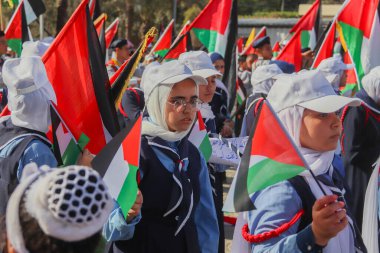  Filistinli çocuklar İsrail 'in Gazze' den ayrılma yıldönümü münasebetiyle düzenlenen bir keşif yürüyüşüne katıldılar. 11 Eylül 2023, Gazze, Filistin