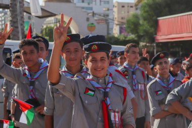  Filistinli çocuklar İsrail 'in Gazze' den ayrılma yıldönümü münasebetiyle düzenlenen bir keşif yürüyüşüne katıldılar. 11 Eylül 2023, Gazze, Filistin