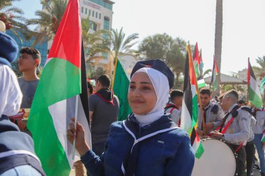  Filistinli çocuklar İsrail 'in Gazze' den ayrılma yıldönümü münasebetiyle düzenlenen bir keşif yürüyüşüne katıldılar. 11 Eylül 2023, Gazze, Filistin