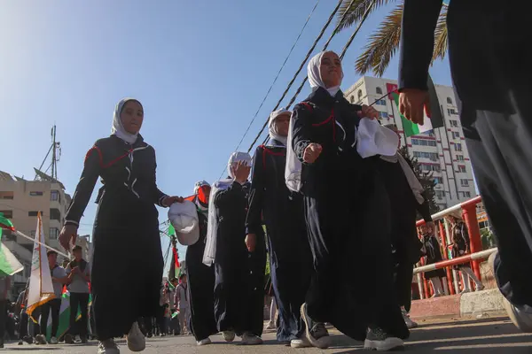 팔레스타인 아이들은 가자에서 이스라엘 Disengagement의 기념일을 스카우트 행진에 2023 팔레스타인 — 스톡 사진