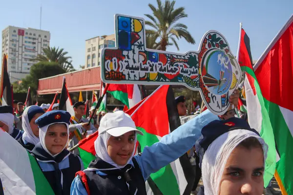 Palestiinalaiset Lapset Osallistuvat Tiedustelumarssiin Joka Juhlistaa Israelin Gazasta Vetäytymisen Vuosipäivää — kuvapankkivalokuva