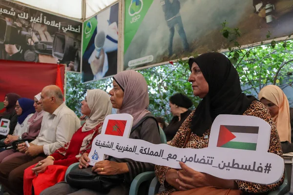 Palestinianos Mantêm Cartazes Solidariedade Com Vítimas Terramoto Que Atingiu Marrocos — Fotografia de Stock