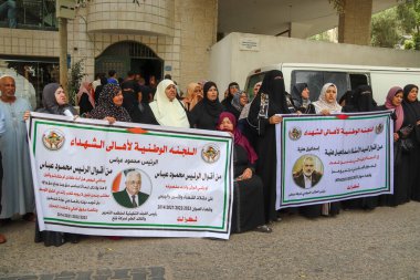 Filistinli Aileler Maaşları azaltmak için Otoriteye Karşı Protesto Ediyor. 12 Eylül 2023, Gazze, Filistin: Filistinli şehit ve yaralıların aileleri, Filistin Yönetimi 'nin kararına karşı düzenlenen bir protestoda yer aldı. 