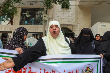 Filistinli Aileler Maaşları azaltmak için Otoriteye Karşı Protesto Ediyor. 12 Eylül 2023, Gazze, Filistin: Filistinli şehit ve yaralıların aileleri, Filistin Yönetimi 'nin kararına karşı düzenlenen bir protestoda yer aldı. 