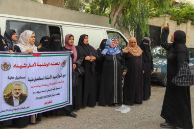 Filistinli Aileler Maaşları azaltmak için Otoriteye Karşı Protesto Ediyor. 12 Eylül 2023, Gazze, Filistin: Filistinli şehit ve yaralıların aileleri, Filistin Yönetimi 'nin kararına karşı düzenlenen bir protestoda yer aldı. 