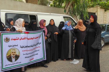 Filistinli Aileler Maaşları azaltmak için Otoriteye Karşı Protesto Ediyor. 12 Eylül 2023, Gazze, Filistin: Filistinli şehit ve yaralıların aileleri, Filistin Yönetimi 'nin kararına karşı düzenlenen bir protestoda yer aldı. 