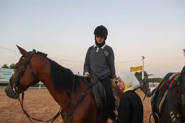 包囲の下で彼女の夢を進めるパレスチナ人女性は 彼女の馬から栄光を得ます すべての馬の物語は サラワとの夢を持っています 2023年9月12日 パレスチナ 物語の初めに 勝つための強さと闘争 — ストック写真
