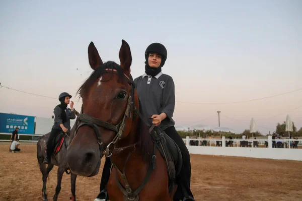 Kuşatma Altında Hayallerini Ilerletmeye Çalışan Filistinli Kadın Atlarından Zafer Elde — Stok fotoğraf
