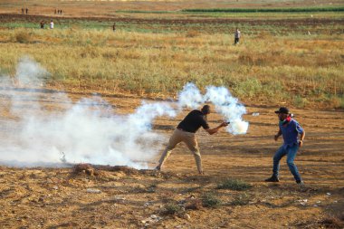 13 Eylül 2023 - Gazze, Filistin: Filistinliler işgalle birlikte Gazze sınırındaki çatışmalara katıldılar ve çatışmalar gazeteciler de dahil olmak üzere bir dizi yaralanmayla sonuçlandı.