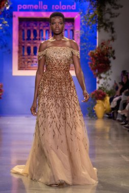 Pamella Roland - Runway - New York Moda Haftası - Eylül 2023: The Show. 12 Eylül 2023, New York, New York, ABD: Tasarımcı Pamella Roland (C) New York Moda Haftası sırasında Pamella Roland defilesinde podyumda yürüyor
