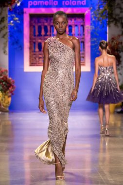 Pamella Roland - Runway - New York Moda Haftası - Eylül 2023: The Show. 12 Eylül 2023, New York, New York, ABD: Tasarımcı Pamella Roland (C) New York Moda Haftası sırasında Pamella Roland defilesinde podyumda yürüyor