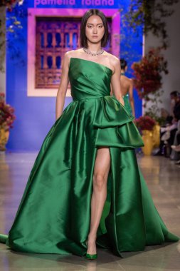 Pamella Roland - Runway - New York Moda Haftası - Eylül 2023: The Show. 12 Eylül 2023, New York, New York, ABD: Tasarımcı Pamella Roland (C) New York Moda Haftası sırasında Pamella Roland defilesinde podyumda yürüyor