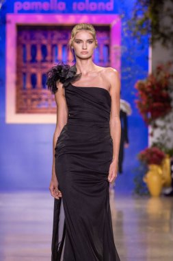 Pamella Roland - Runway - New York Moda Haftası - Eylül 2023: The Show. 12 Eylül 2023, New York, New York, ABD: Tasarımcı Pamella Roland (C) New York Moda Haftası sırasında Pamella Roland defilesinde podyumda yürüyor