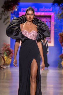 Pamella Roland - Runway - New York Moda Haftası - Eylül 2023: The Show. 12 Eylül 2023, New York, New York, ABD: Tasarımcı Pamella Roland (C) New York Moda Haftası sırasında Pamella Roland defilesinde podyumda yürüyor
