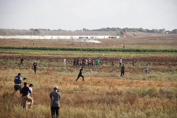 2023年9月13日 パレスチナ パレスチナ人が占領下のガザ地区の境界線で対決に参加し 対立はジャーナリストを含む多数の負傷を引き起こした — ストック写真