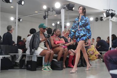 13 Eylül 2023 - New York, ABD: Chuks Collins NYFW RUNway Show 'a geri döndü. Bahar Stüdyoları 'nda Oceanic Splendor' a Uyumlu Övgü. Model podyumda yürüyor