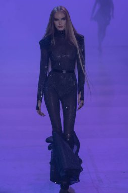 13 Eylül 2023 New York, ABD: New York Moda Haftası. New York Moda Haftası - Eylül 2023 'te The Blonds defilesinde bir manken podyumda yürüyor.