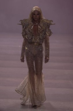 13 Eylül 2023 - New York, ABD: Tasarımcı Phillipe Blond New York Moda Haftası sırasında The Blonds defilesinde podyumda yürüyor