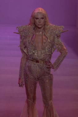 13 Eylül 2023 - New York, ABD: Tasarımcı Phillipe Blond New York Moda Haftası sırasında The Blonds defilesinde podyumda yürüyor
