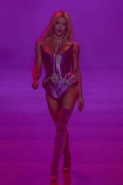 13 Eylül 2023 New York, ABD: New York Moda Haftası. New York Moda Haftası - Eylül 2023 'te The Blonds defilesinde bir manken podyumda yürüyor.