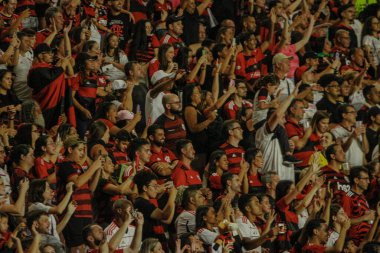 Cariacica (ES), Brezilya - 13 Eylül 2023: Flamengo taraftarları, Celber Andrade Stadyumu 'nda düzenlenen Brezilya Futbol Şampiyonası' nın 23. Raundu için geçerli olan Athletico Paranaense ile oynanan maçta Flamengo taraftarları