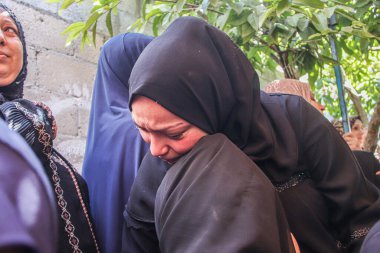 14 Eylül 2023 - Gazze, Filistin: Gazze, Malka bölgesinde meydana gelen patlamanın kurbanlarına veda etmek için toplanan binlerce kişi büyük bir kayıp için yas tutuyor. 