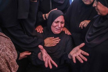 14 Eylül 2023 - Gazze, Filistin: Gazze, Malka bölgesinde meydana gelen patlamanın kurbanlarına veda etmek için toplanan binlerce kişi büyük bir kayıp için yas tutuyor. 