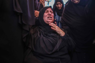 14 Eylül 2023 - Gazze, Filistin: Gazze, Malka bölgesinde meydana gelen patlamanın kurbanlarına veda etmek için toplanan binlerce kişi büyük bir kayıp için yas tutuyor. 