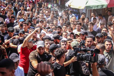 14 Eylül 2023 - Gazze, Filistin: Gazze, Malka bölgesinde meydana gelen patlamanın kurbanlarına veda etmek için toplanan binlerce kişi büyük bir kayıp için yas tutuyor. 