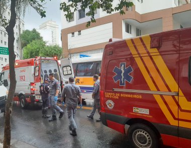 Sao Paulo (SP), 09 / 14 / 2023 - Okul otobüsü Bela Vista 'da Rua Rocha' da kaza yaptı. Yağmur nedeniyle, bir okul aracının sürücüsü Itapeva Caddesi 'nden Rocha Caddesi' ne dönerken kontrolünü kaybediyor.. 