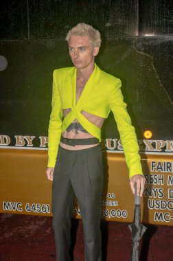 11 Eylül 2023 - New York, ABD: New York Moda Haftası 'ndaki Shao defilesi sırasında bir model sokakta poz verdi. Shao - Runway 