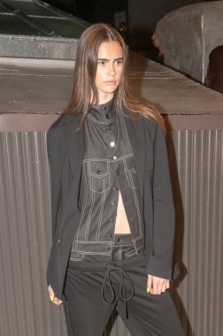 11 Eylül 2023, New York, ABD: New York Moda Haftası sırasında Shao defilesinde bir model poz verdi. Shao, Runway.. 
