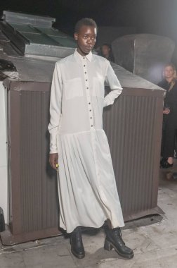 11 Eylül 2023, New York, ABD: New York Moda Haftası sırasında Shao defilesinde bir model poz verdi. Shao, Runway.. 