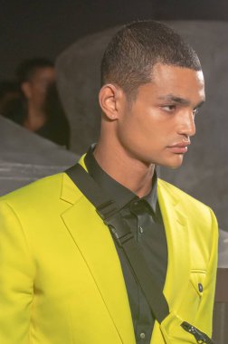 11 Eylül 2023, New York, ABD: New York Moda Haftası sırasında Shao defilesinde bir model poz verdi. Shao, Runway.. 