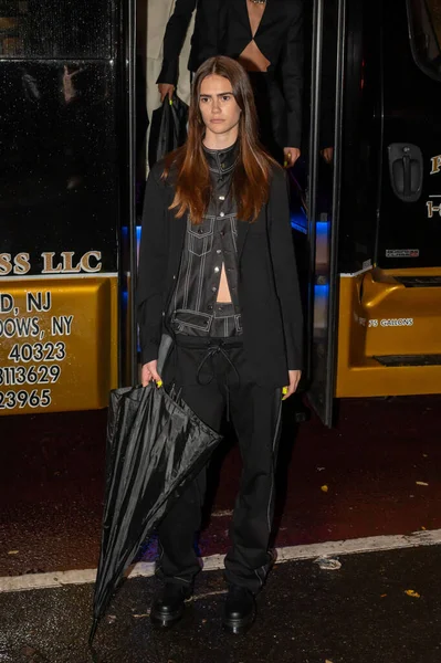 9月11 2023 ニューヨーク ニューヨークファッションウィークの間にシャオファッションショーのために到着中に路上でポーズモデル シャオ ランウェイ — ストック写真