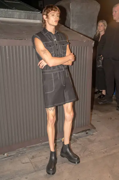 2023年9月11日 ニューヨーク アメリカ ニューヨーク ファッション ウィークのショーでモデルがポーズする シャオ ランウェイ — ストック写真